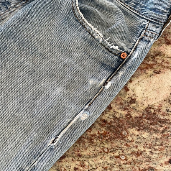 Levi's 501 Button Fly Medium Wash 100% Cotton Perfectly Broken In & Distressed!! - Picture 7 of 16